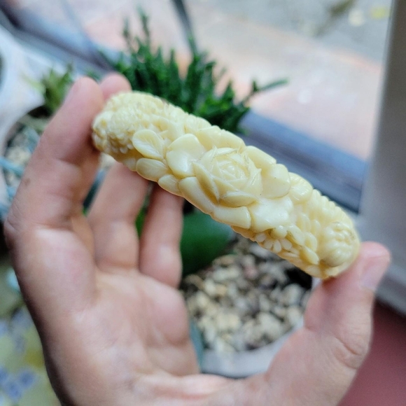 Vintage 1950s Carved Celluloid Rose Flower Bracelet - Picture 3 of 8